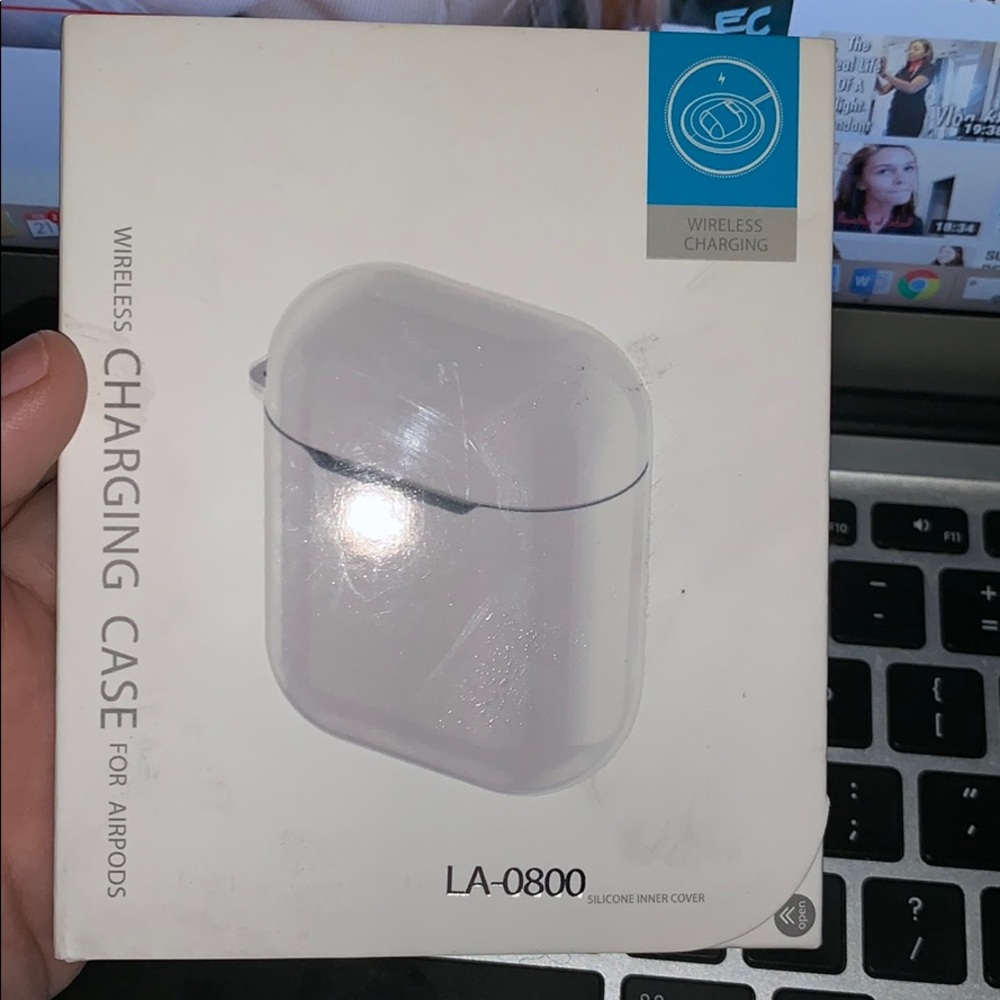 ( SOLD ) Wireless AirPod charging case